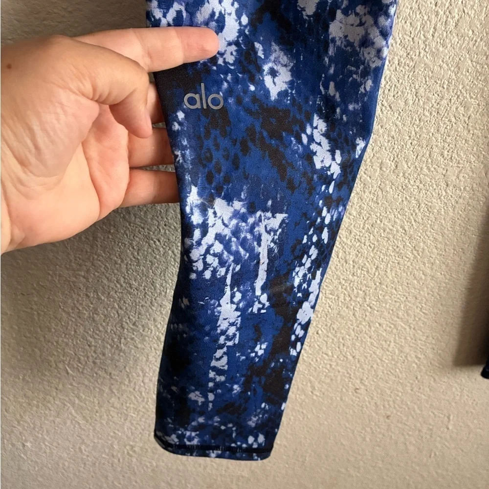 Alo Yoga Blue Snake Patterned Leggings M